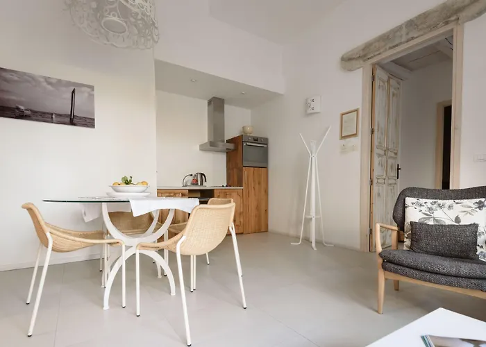 לינה וארוחת בוקר Palazzo Dei Dondoli לצ'ה