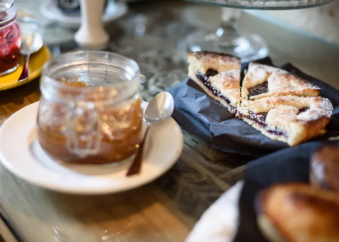 לינה וארוחת בוקר Palazzo Dei Dondoli לצ'ה